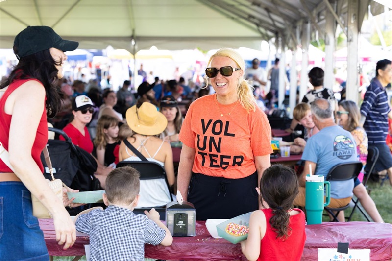 Volunteer talking to a participant.